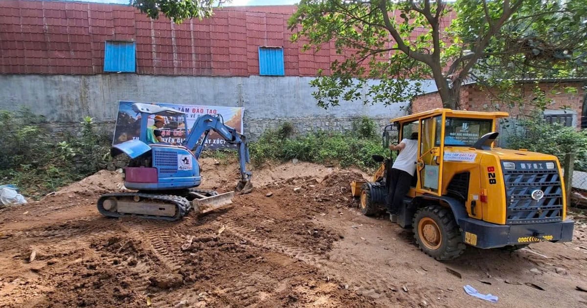 Học viên thực hành kỹ năng vận hành máy xúc