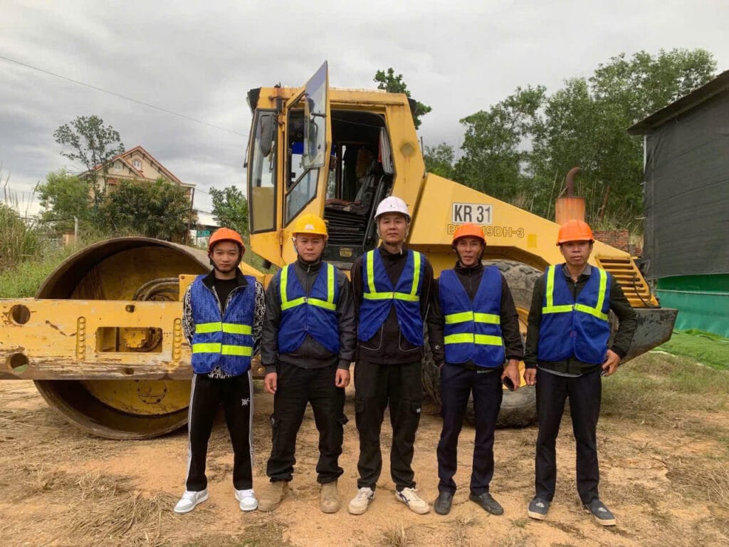 Học viên thực hành lái xe lu tại bãi tập