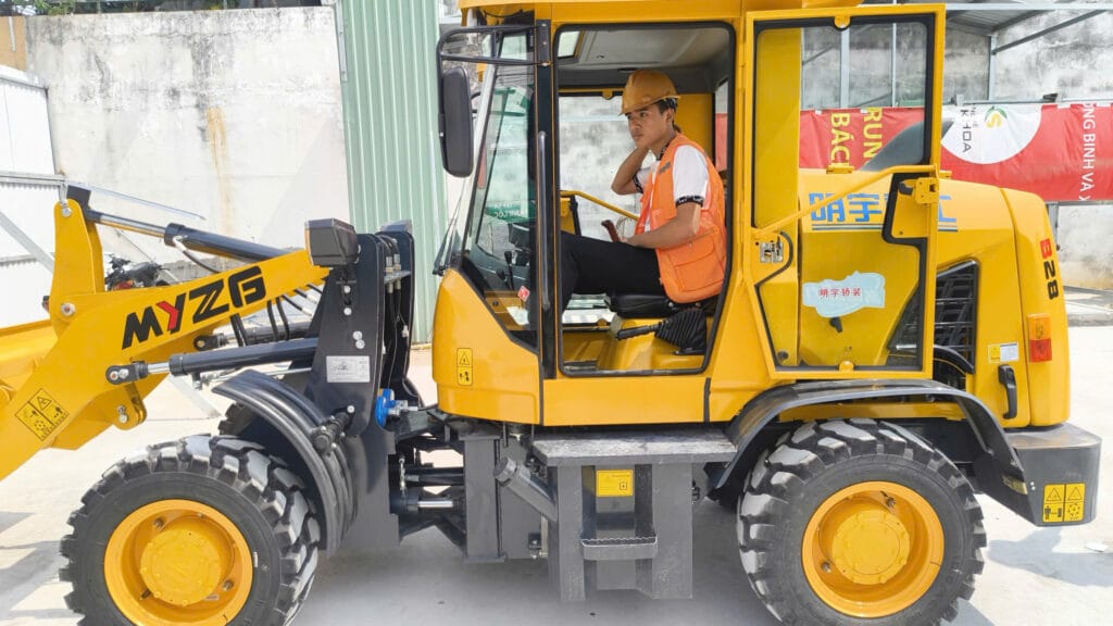 Giảng viên hướng dẫn vận hành xúc lật