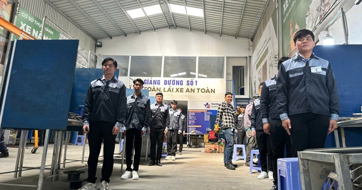 Trung tâm đào tạo nghề hàn Bách Việt chuyên dạy hàn TIG, MIG, 3G, 4G từ cơ bản đến nâng cao. Thực hành 80–90%, cấp chứng chỉ, hỗ trợ việc làm. Đăng ký học ngay!