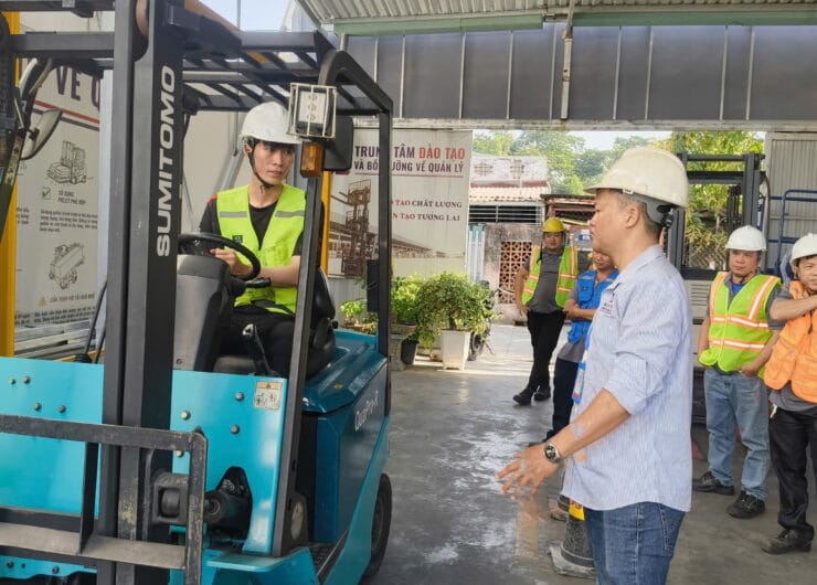 Nghề Lái Xe Nâng Là Gì? Có Nên Học Không? Cơ Hội Việc Làm