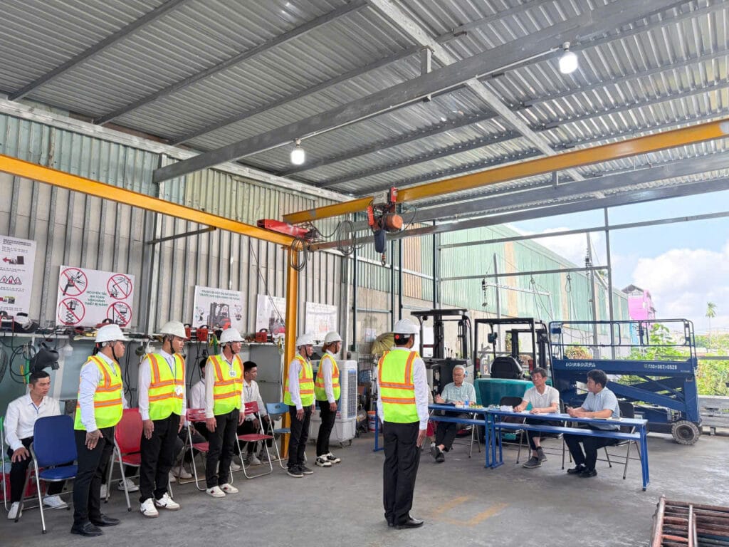 Học vận hành xe nâng người chuyên nghiệp, đào tạo thực tế, cấp chứng chỉ hợp pháp. Phù hợp người mới và đã từng vận hành.