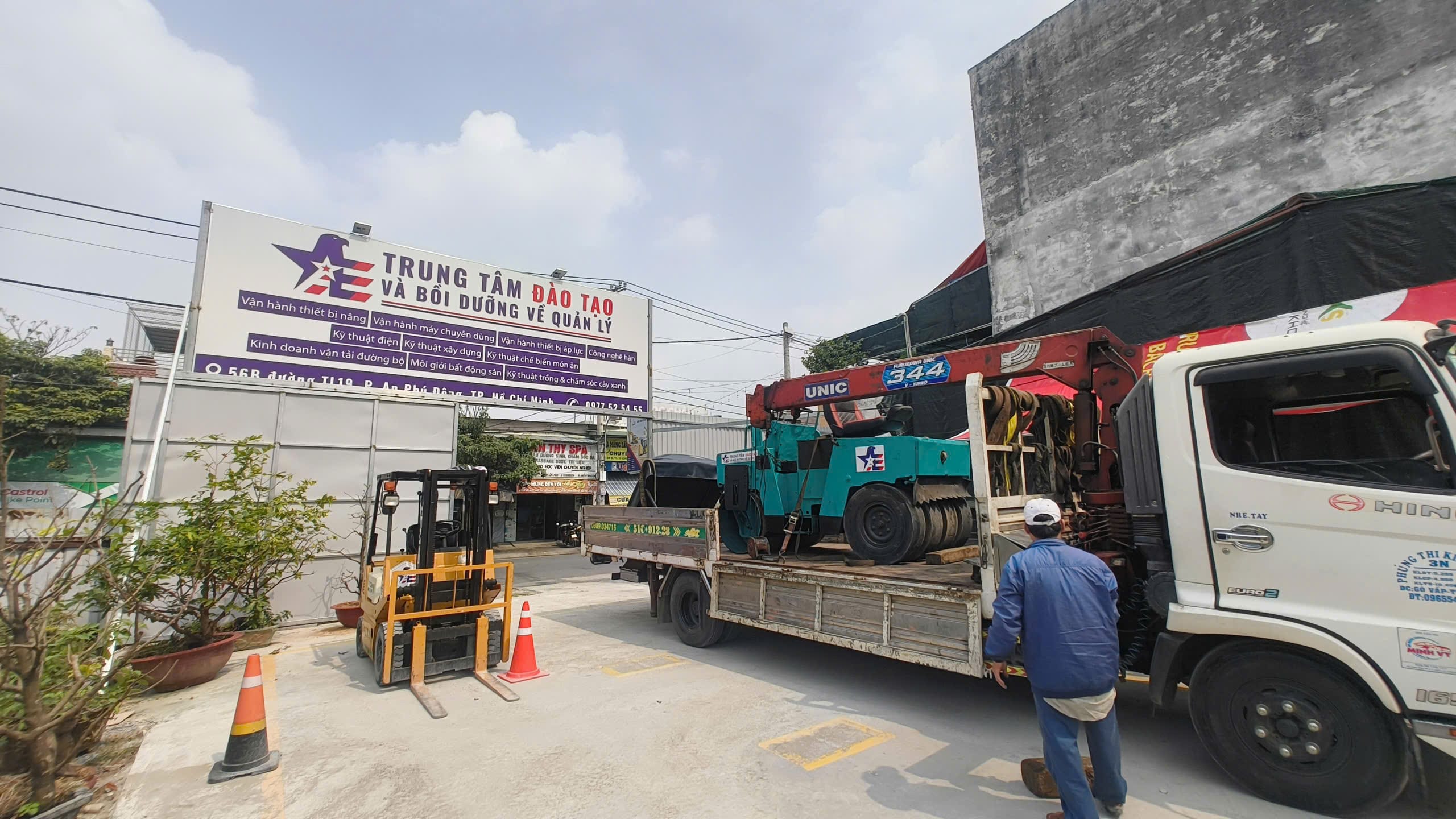 Lái xe cẩu có cần bằng lái không hay chỉ cần chứng chỉ? Cập nhật quy định mới nhất 2026 về điều kiện học, hồ sơ đăng ký, thời gian đào tạo và chi phí thực tế. Bài viết giúp bạn tránh hiểu sai khi học vận hành xe cẩu, đồng thời chia sẻ lộ trình học nhanh – ra nghề sớm, thu nhập ổn định từ 10–20 triệu/tháng.