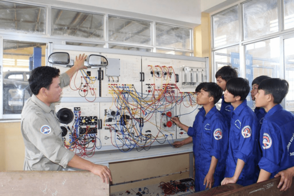 Học nghề điện từ cơ bản đến nâng cao, đào tạo thực tế, dễ xin việc, thu nhập ổn định. Đăng ký học ngay hôm nay.